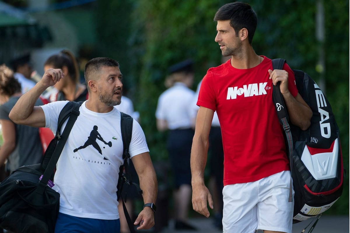 El argentino Badio y Djokovic, hace unos días, caminando por las instalaciones de Wimbledon; el santafecino trabaja con el serbio desde mayo de 2017