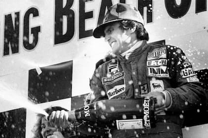 El argentino Carlos Reutemann rocía champán después de ganar el Gran Premio de Long Beach en Long Beach, California, el 2 de abril de 1978