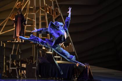 El argentino Ciro Tamayo, en un auspicioso "toro", como el personaje central de El Quijote del Plata