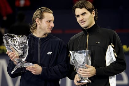 El argentino David Nalbandian, a la izquierda, y el suizo Roger Federer, a la derecha, conversan durante una entrega de premios para la final de individuales para la Shanghai Tennis Masters Cup celebrada en el estadio Qi Zhong en Shanghai, China, el domingo 20 de noviembre de 2005. Nalbandian ganó 6