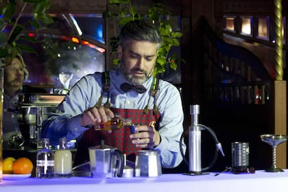 El argentino Diego Cabrera, creador del bar Salmón Gurú, prepara su trago a base de yerba mate.