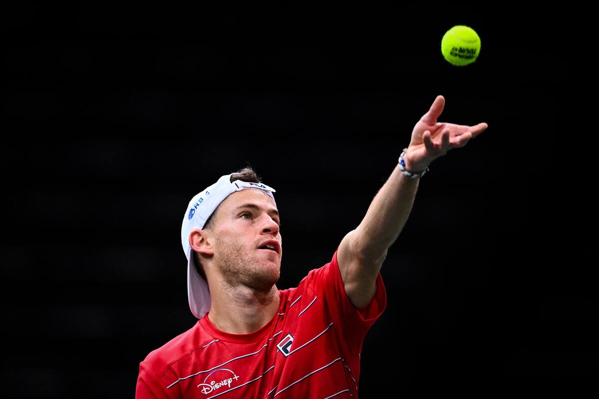 El argentino Diego Schwartzman devuelve al español Alejandro Davidovich Fokina durante su partido de tenis individual masculino de octavos de final el día 4 en el ATP World Tour Masters 1000 - Paris Masters (Paris Bercy) - torneo de tenis cubierto en el AccorHotels Arena en París el 5 de noviembre d