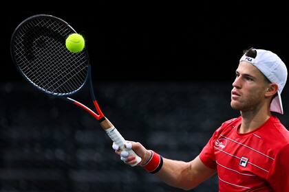 El argentino Diego Schwartzman devuelve al español Alejandro Davidovich Fokina durante su partido de tenis individual masculino de octavos de final el día 4 en el ATP World Tour Masters 1000 - Paris Masters (Paris Bercy) - torneo de tenis cubierto en el AccorHotels Arena en París el 5 de noviembre d