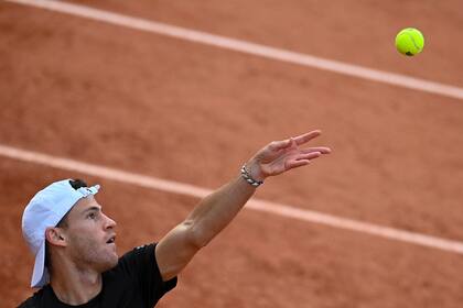 El argentino Diego Schwartzman en saque al italiano Lorenzo Sonego durante el partido de tenis de la cuarta ronda de individuales masculinos el día 8 del torneo de tenis del Abierto de Francia Roland Garros 2020 en París el 4 de octubre de 2020