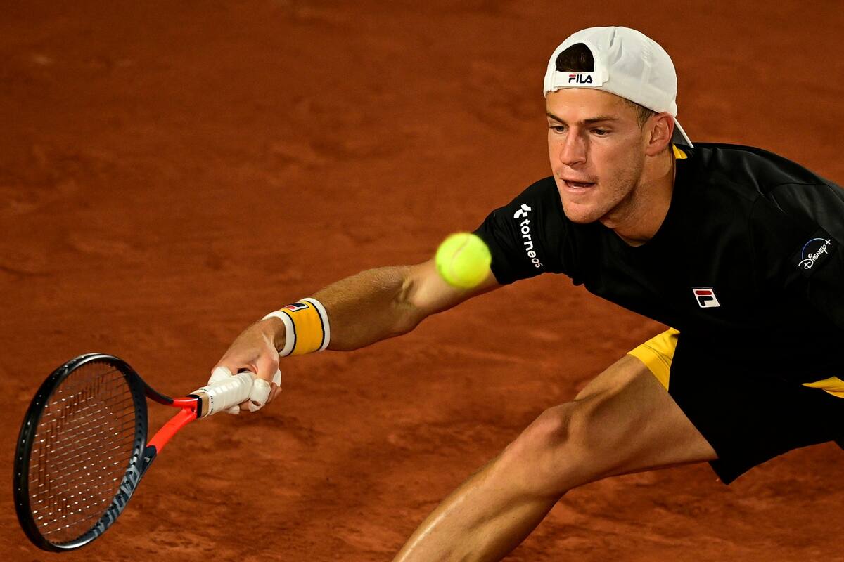 El argentino Diego Schwartzman juega contra el italiano Lorenzo Giustino en el partido de segunda ronda del torneo de tenis Abierto de Francia en el estadio Roland Garros en París, Francia, el miércoles 30 de septiembre de 2020.