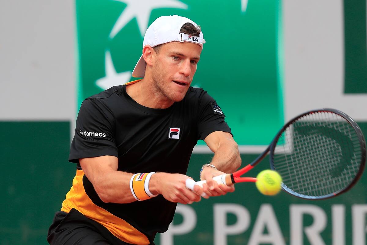 El argentino Diego Schwartzman juega contra el italiano Lorenzo Giustino en el partido de segunda ronda del torneo de tenis Abierto de Francia en el estadio Roland Garros en París, Francia, el miércoles 30 de septiembre de 2020.