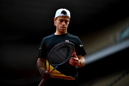 El argentino Diego Schwartzman reacciona mientras juega contra el austriaco Dominic Thiem durante el partido de tenis de cuartos de final de individuales masculinos el día 10 del torneo de tenis del Abierto de Francia de Roland Garros 2020 en París el 6 de octubre de 2020