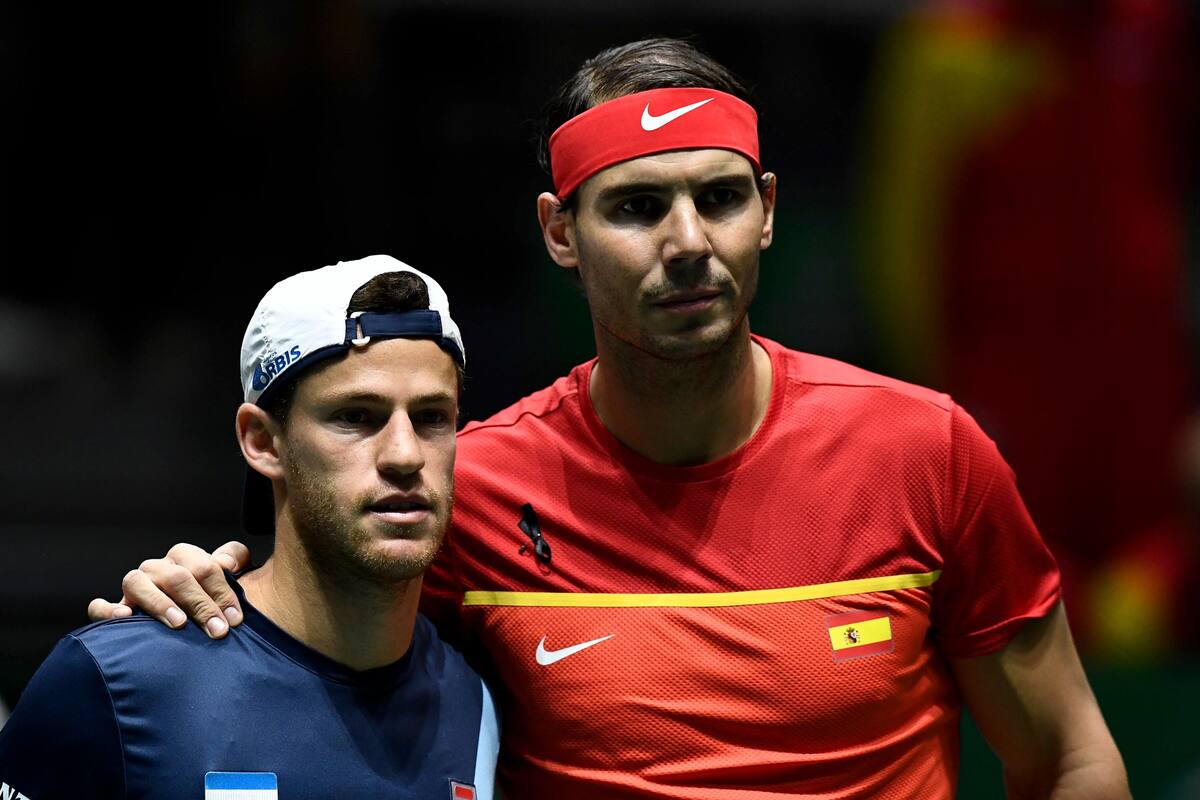 El argentino Diego Schwartzman y el español Rafael Nadal posan antes del partido de tenis de cuartos de final de individuales entre Argentina y España en la Copa Davis de las Finales de Madrid 2019 en Madrid el 22 de noviembre de 2019.