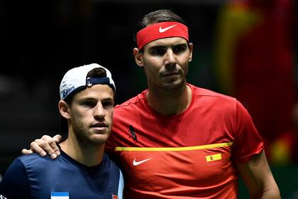 El argentino Diego Schwartzman y el español Rafael Nadal posan antes del partido de tenis de cuartos de final de individuales entre Argentina y España en la Copa Davis de las Finales de Madrid 2019 en Madrid el 22 de noviembre de 2019.