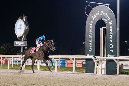 El argentino Ever Daddy, con William Pereyra, se impuso por varios cuerpos en la principal carrera del turf uruguayo.