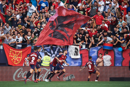 El argentino Ezequiel Ávila festeja un gol en El Sadar, el estadio de Osasuna