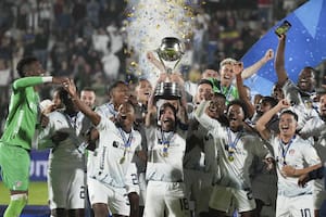 El argentino Ezequiel Piovi, capitán y autor del penal del triunfo de Liga Deportiva Universitaria, de Quito, levanta la Copa Sudamericana ganada contra Fortaleza en Maldonado, Uruguay.