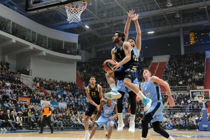 El argentino Facundo Campazzo vuela durante el partido que Real Madrid le ganó a Zenit, de Rusia, por la Euroliga de básquet.