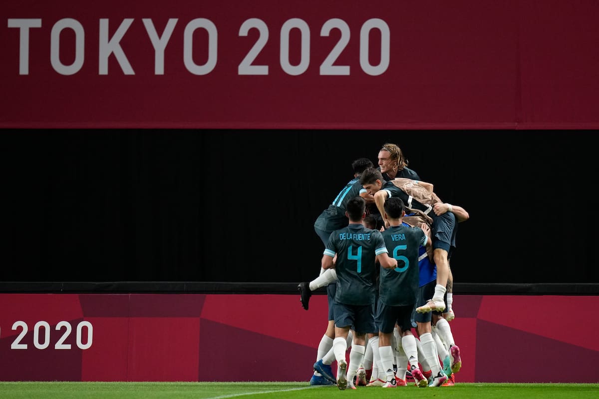 El argentino Facundo Medina es felicitado por sus compañeros de equipo después de anotar el primer gol de su equipo contra Egipto durante un partido de fútbol masculino en los Juegos Olímpicos de Verano de 2020, el domingo 25 de julio de 2021 en Sapporo, Japón.