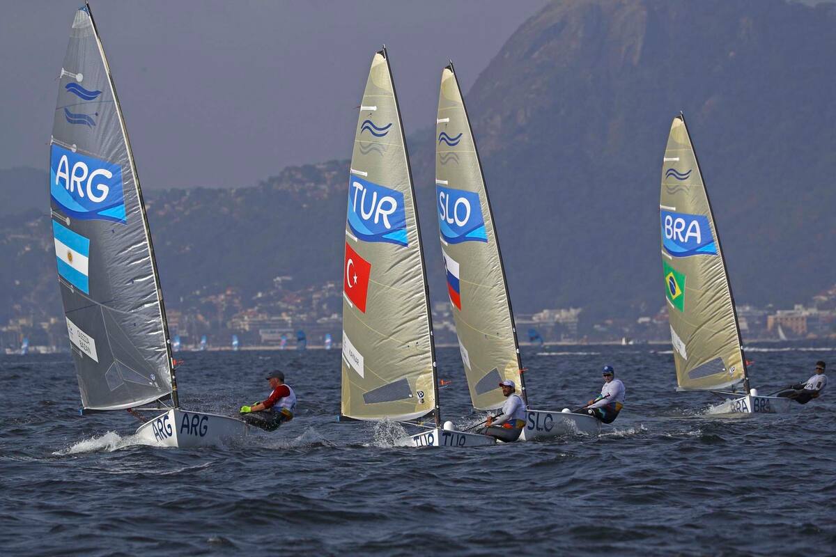 El argentino Facundo Olezza Bazan compite en la clase de vela Finn Men en Marina da Gloria en Rio de Janerio durante los Juegos Olímpicos Rio 2016 el 9 de agosto de 2016