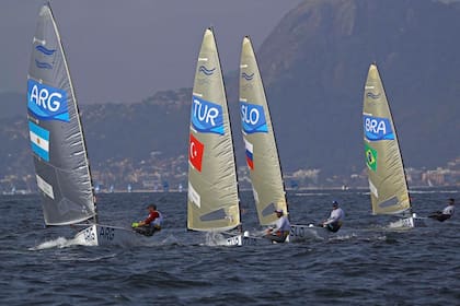 El argentino Facundo Olezza Bazan compite en la clase de vela Finn Men en Marina da Gloria en Rio de Janerio durante los Juegos Olímpicos Rio 2016 el 9 de agosto de 2016