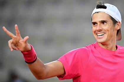 El argentino Federico Coria reacciona durante el partido de tenis masculino de la segunda ronda de individuales contra el francés Benoit Paire el día 4 del torneo de tenis del Abierto de Francia Roland Garros 2020 en París el 30 de septiembre de 2020