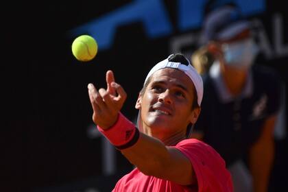 El argentino Federico Coria saca ante el italiano Mattia Berrettini durante su partido en el Abierto de Italia