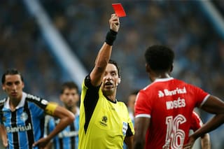Escándalo en Porto Alegre: Rapallini expulsó a 8 jugadores en Gremio-Inter
