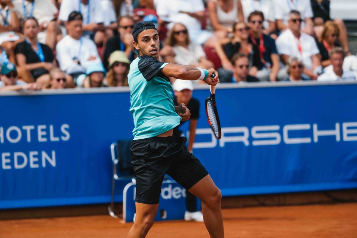 El argentino Francisco Cerúndolo consiguió una gran victoria ante el noruego Casper Ruud en Bastad.
