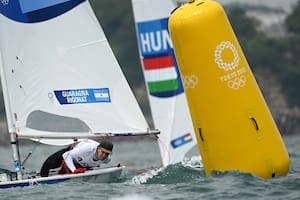 El argentino Francisco Guaragna Rigonat compite en la carrera láser de bote unipersonal masculino 2 durante la competencia de vela de los Juegos Olímpicos de Tokio 2020 en el puerto de yates de Enoshima en Fujisawa, Prefectura de Kanagawa, Japón, el 26 de julio de 2021