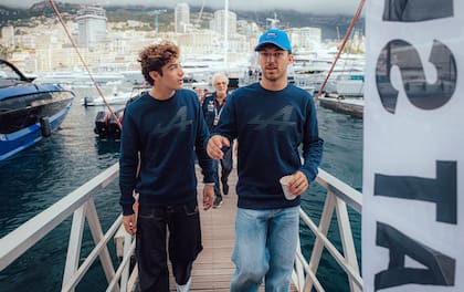 El argentino Franco Colapinto y el francés Pierre Gasly, pilotos de Alpine; detrás, Flavio Briatore
