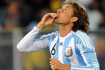 Heinze y la camiseta de la selección, una relación tan apasionada que le quita poder de análisis; cada momento como jugador, y también hoy, llevan una dedicatoria muy especial para Heinze: su padre Jorge, que murió en 2004