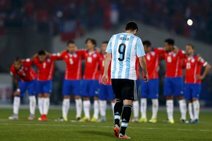El argentino Gonzalo Higuaín regresa luego de no poder marcar un penal contra Chile en su último partido de fútbol de la Copa América 2015 en el Estadio Nacional de Santiago de Chile