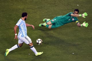 Jugó con Messi, fue verdugo de la Argentina en dos finales de la Copa América y dijo adiós a los 41 años