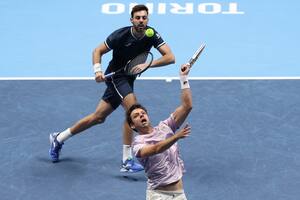 El argentino Horacio Zeballos está por impactar, detrás se encuentra el español Marcel Granollers: en el cierre del grupo, en el ATP Finals, cayeron ante Kevin Krawietz y Horia Tecau, pero ya estaban clasificados para las semifinales.