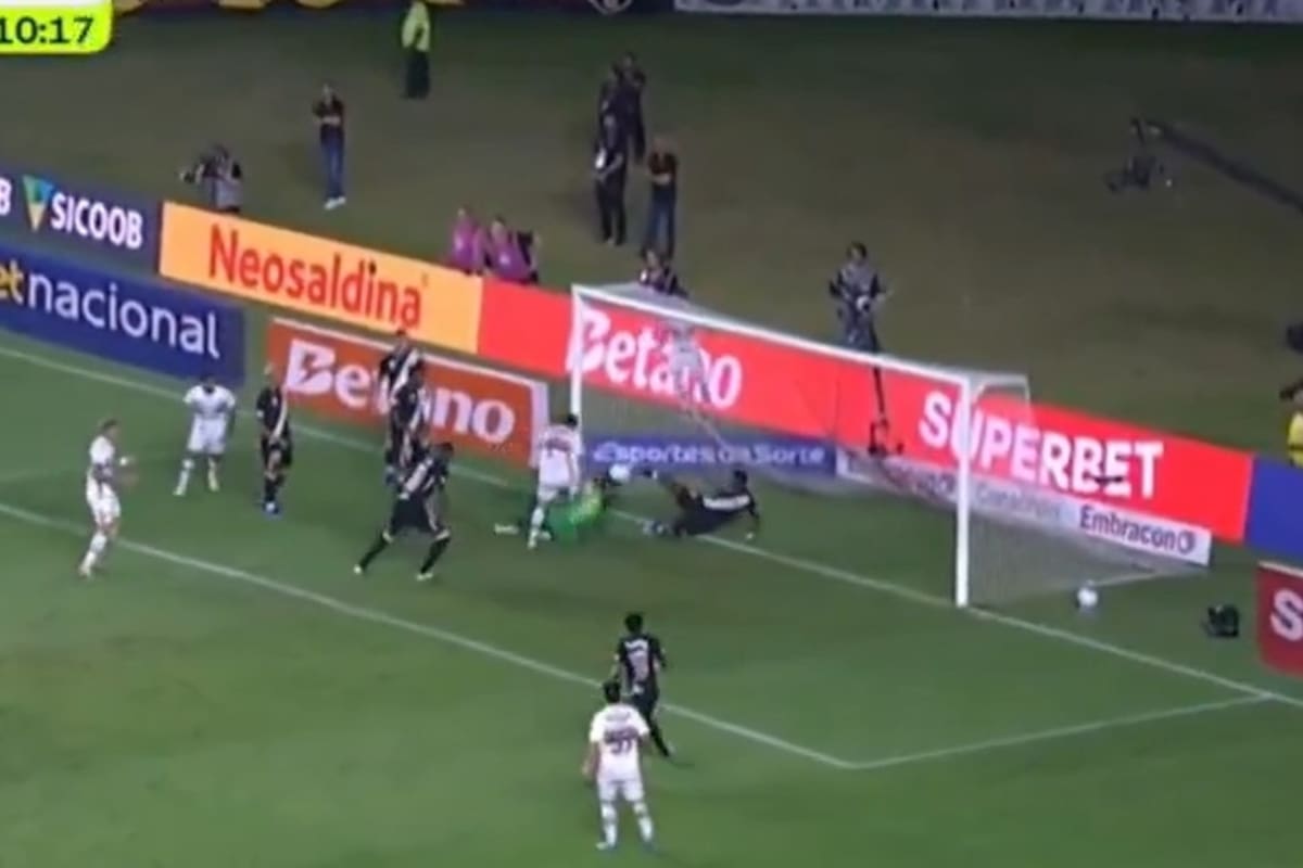 El argentino Jonathan Calleri falló gol increíble en Brasil