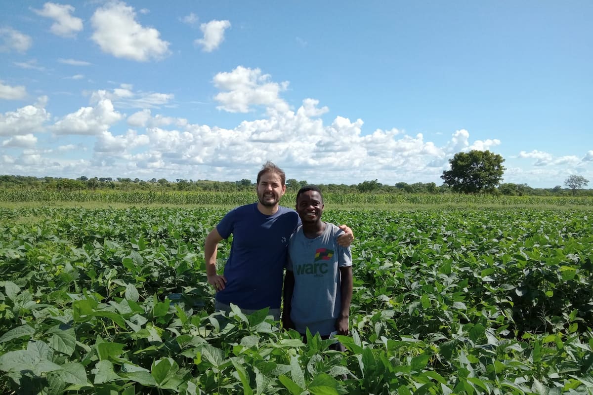 El argentino Jorge López Menéndez en un lote en producción en África
