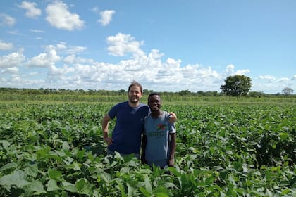 El argentino Jorge López Menéndez en un lote en producción en África