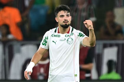 El argentino José Manuel López marcó el primero de los dos goles de Palmeiras, que tiene ventaja en la serie contra Fluminense y definirá en San Pablo.