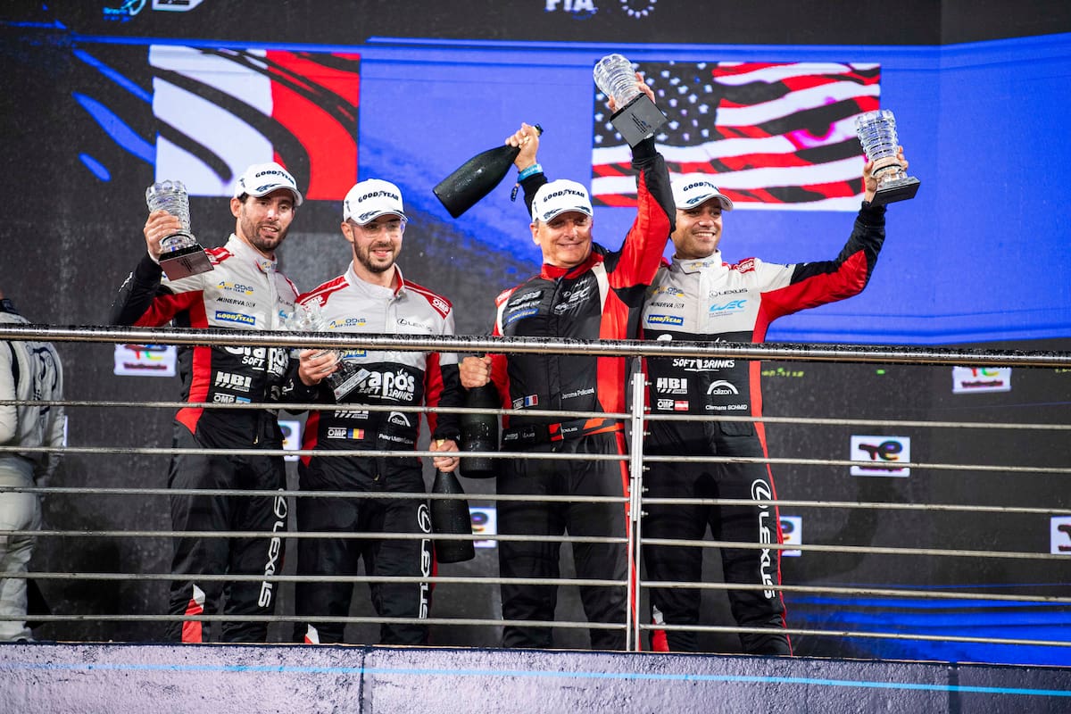 El argentino José María López, el austríaco Clemens Schmid, el francés Jérôme Policand (director deportivo del equipo AKKodis ASP) y el rumano Razvan Umbrarescu festejan el triunfo en LMGT3 en las 8 Horas de Bahréin, del Mundial de Resistencia.