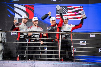 El argentino José María López, el austríaco Clemens Schmid, el francés Jérôme Policand (director deportivo del equipo AKKodis ASP) y el rumano Razvan Umbrarescu festejan el triunfo en LMGT3 en las 8 Horas de Bahréin, del Mundial de Resistencia.