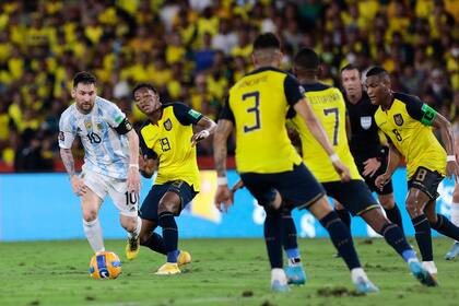 El argentino Lionel Messi con el balón contra Ecuador en las eliminatorias del Mundial, el martes 29 de marzo de 2022, en Guayaquil. (Franklin Jacome/Pool vía AP)