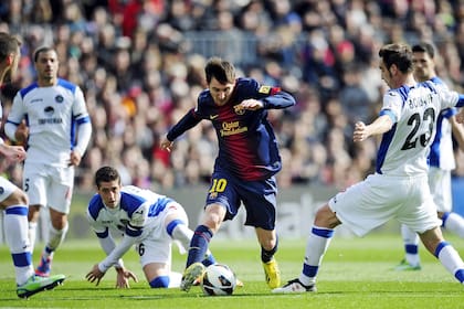 Messi, hace ocho años. Un imán para los hinchas del fútbol, y también para los defensores rivales: cinco jugadores en su búsqueda