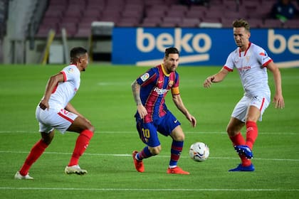 Lionel Messi traslada la pelota en el enfrentamiento de Barcelona frente a Sevilla por la Liga de España