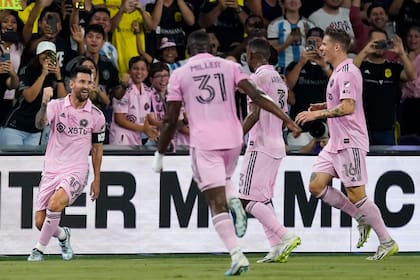 El argentino Lionel Messi (izquierda), del Inter Miami, festeja su gol ante Nashville en la final de la Leagues Cup, el sábado 19 de agosto de 2023, en Nashville. (AP Foto/George Walker IV)