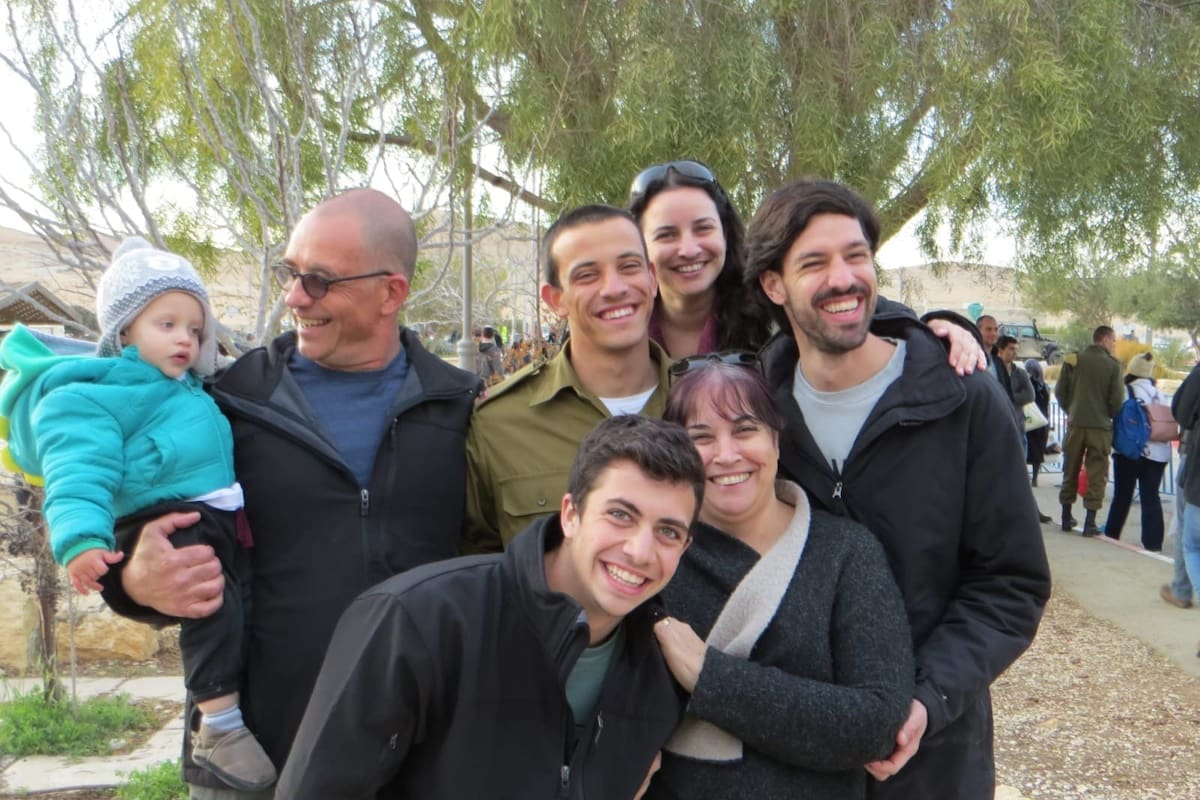 El argentino Lior Rudaeff junto a su esposa, Yaffa, hijos y uno de sus nietos