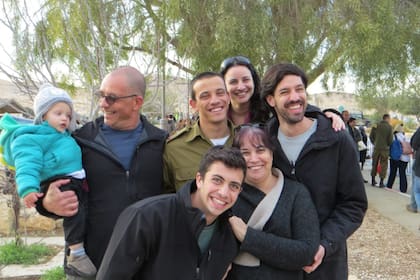 El argentino Lior Rudaeff junto a su esposa, Yaffa, hijos y uno de sus nietos