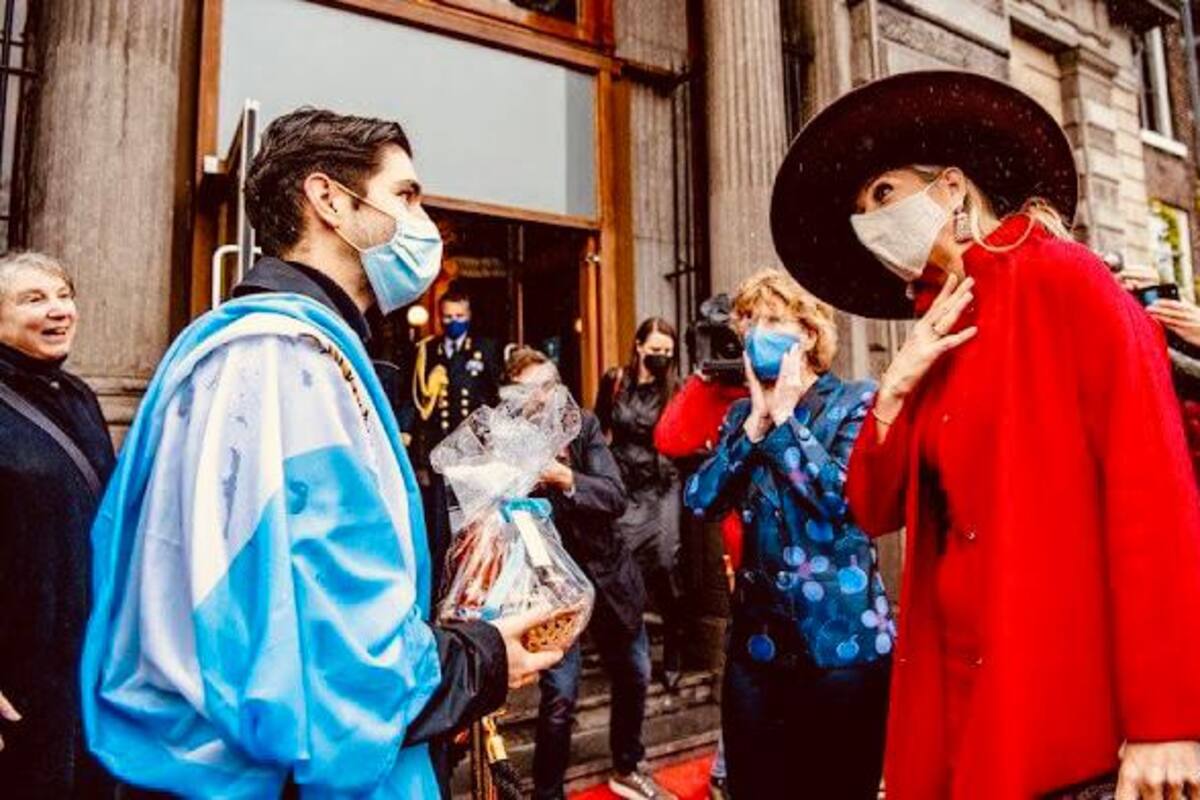 El argentino logró acercarse a la reina Máxima y entregarle productos argentinos.