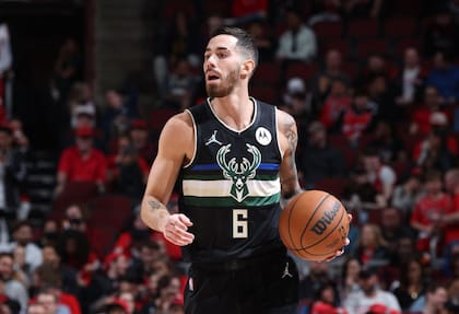El argentino Luca Vildoza con la camiseta de Milwaukee Bucks