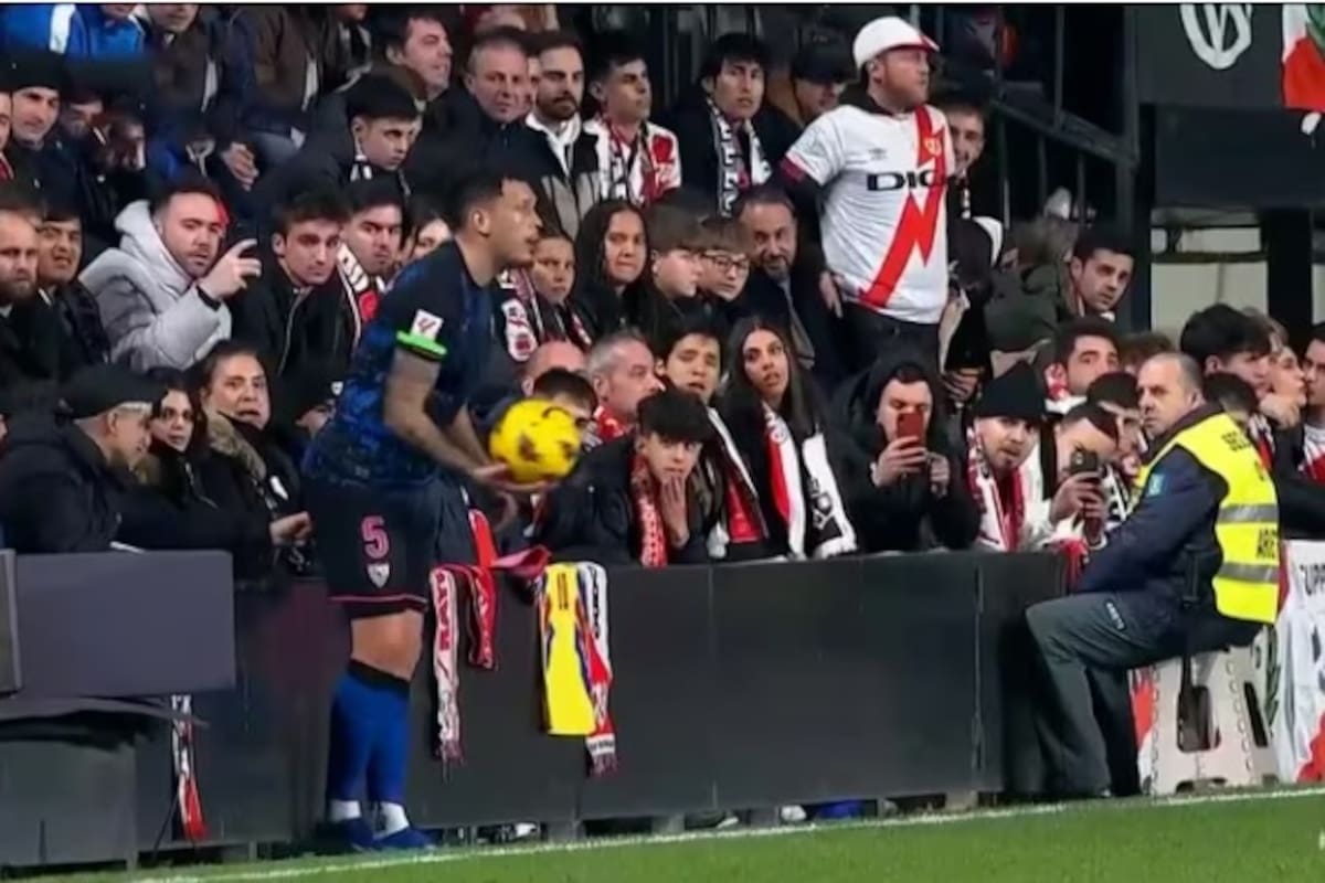 El argentino Lucas Ocampos sufrió una insólita y repudiable agresión en el partido entre Rayo Vallecano y Sevilla