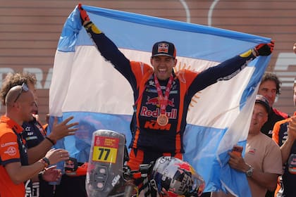 El argentino Luciano Benavides celebra con su equipo tras finalizar en el primer lugar de la tabla de posiciones de la categoría motos