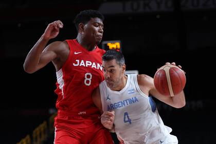 Luis Scola busca el aro ante la marca del japonés Rui Hachimura
