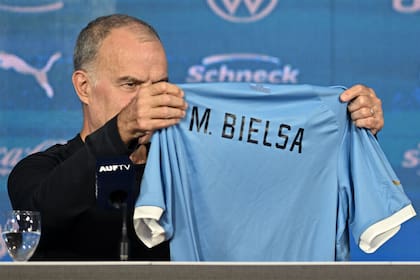El argentino Marcelo Bielsa recibe una camiseta de la selección uruguaya con su nombre durante su presentación como entrenador del equipo charrúa en el estadio Centenario de Montevideo, el 17 de mayo de 2023