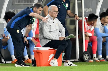 El argentino Marcelo Bielsa, técnico de la selección de Uruguay, obseva el segundo tiempo de un partido amistoso ante Estados Unidos, el martes 18 de noviembre de 2025, en Tampa, Florida (AP Foto/Jason Behnken)