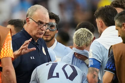 El argentino Marcelo Bielsa, técnico de Uruguay, da indicaciones durante la pausa de hidratación del partido mundialista ante Arabia Saudita